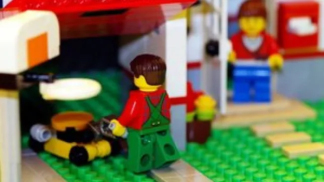 Un-PC Lego Insists on Making Toys Girls Like